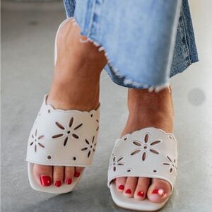 BRAND NEW WHITEMT OVALS FLORAL EMBROIDER SQUARE OPEN-TOE SLIP-ON WOMEN"S SANDAL